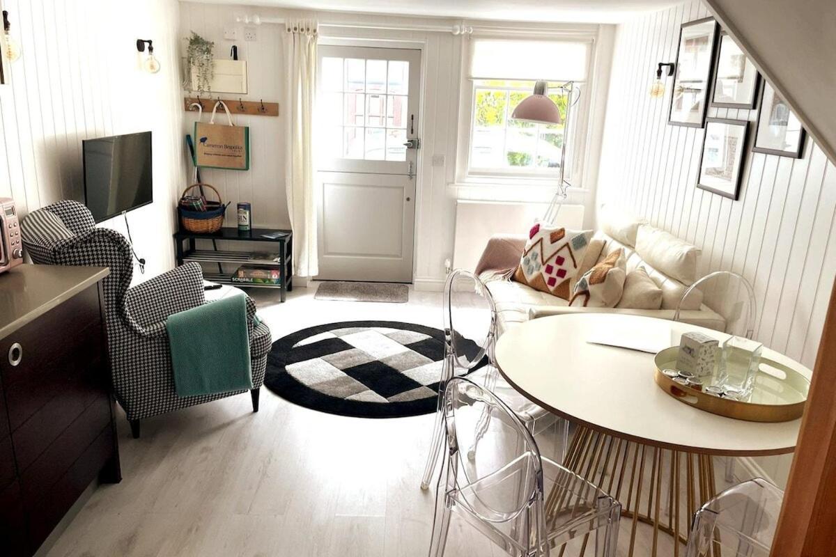Stylish Cottage With Quay And River View Lymington Exteriör bild